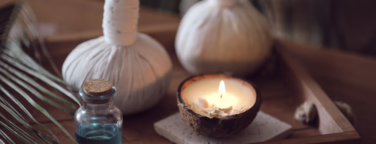 Kräuterstempel, Kerze und ayurvedisches Öl