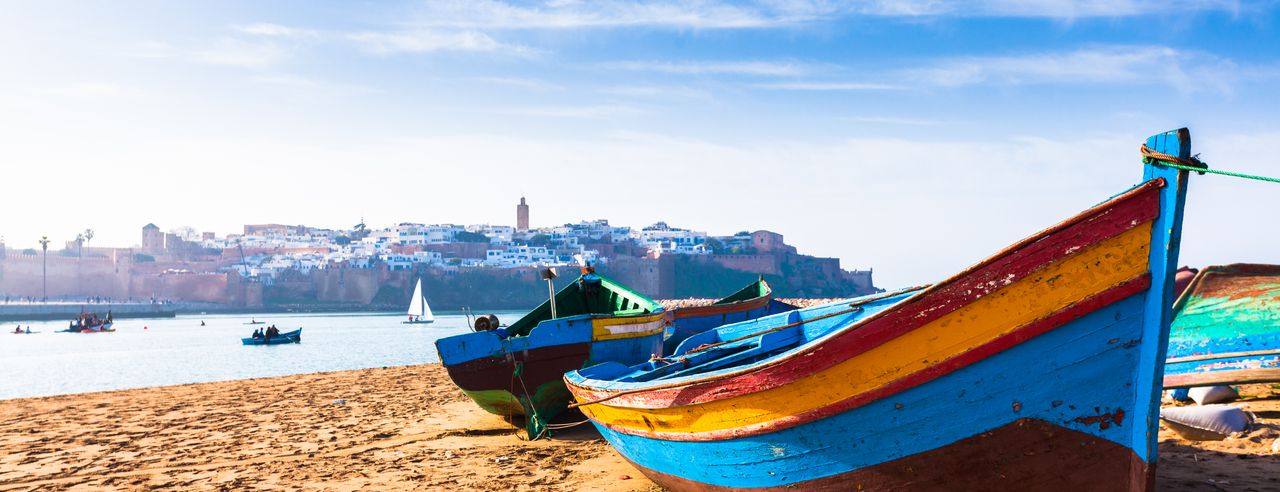 Boote an einem Strand von Marokko