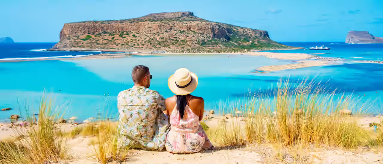 Ein Paar Blickt auf eine Bucht