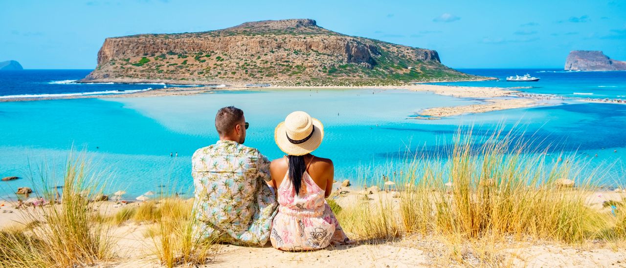 Ein Paar Blickt auf eine Bucht