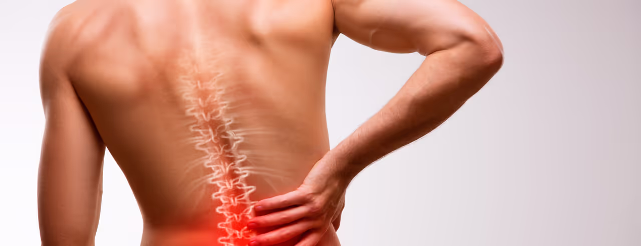 En man håller sin värkande rygg