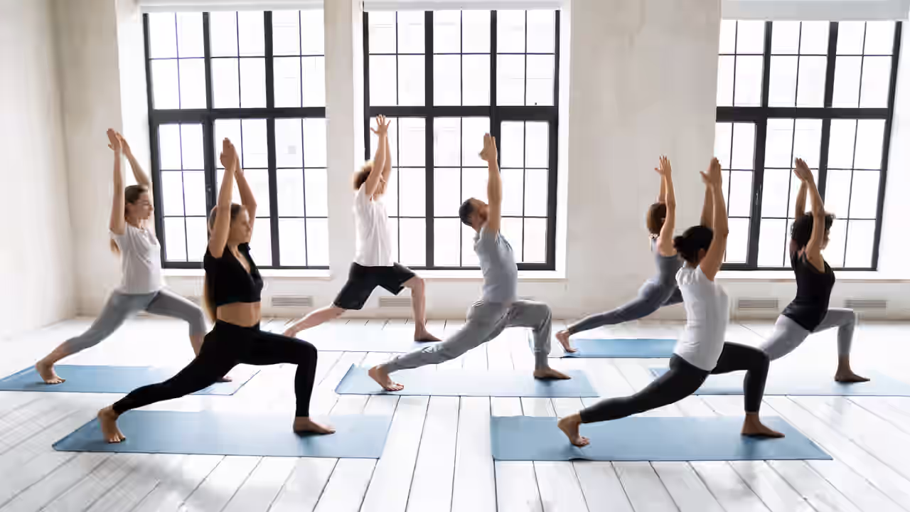 Gruppe beim Power Yoga Training in einem Loft Studio