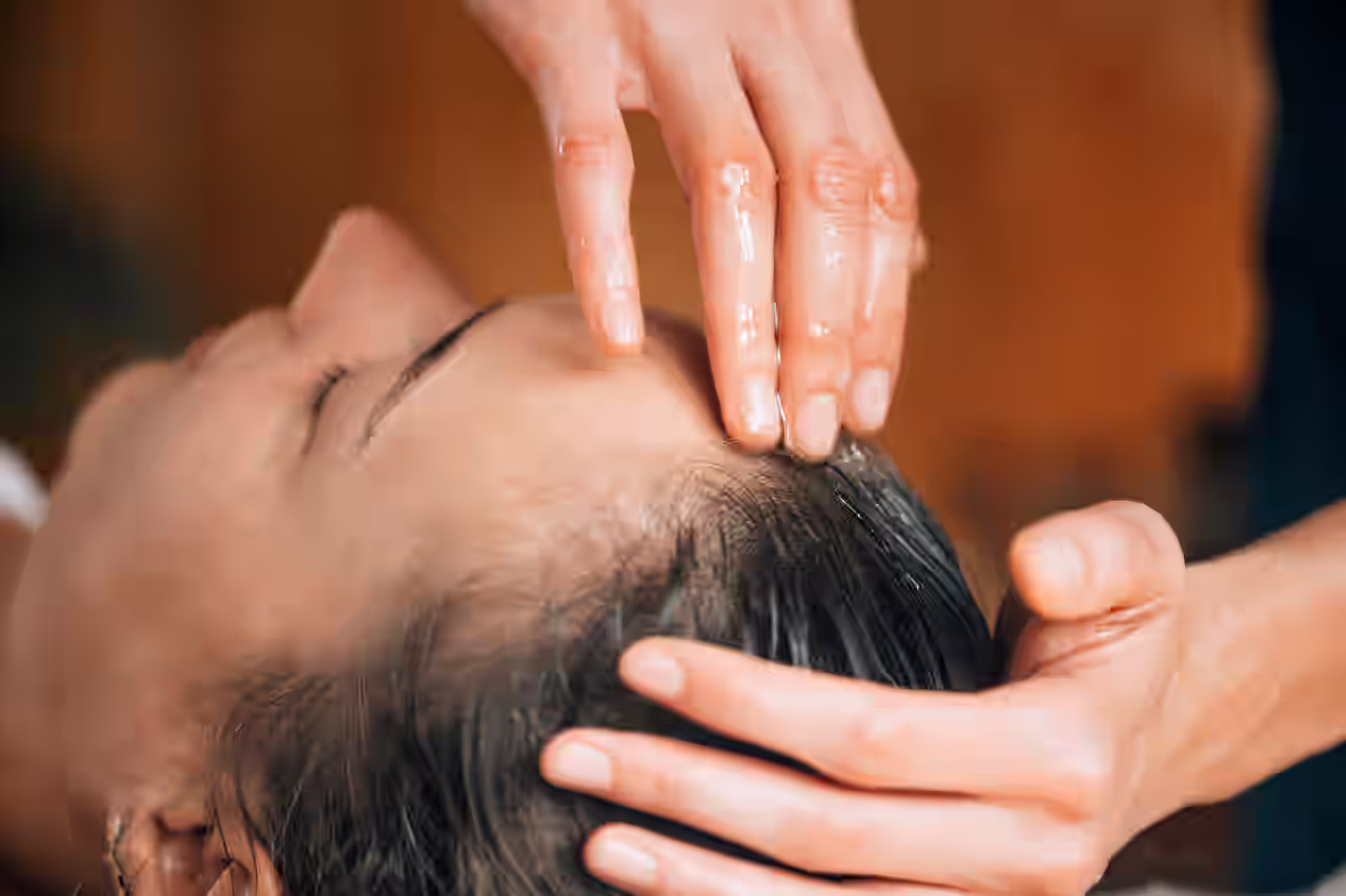 Frau bekommt eine Marma-Massage des Vitalpunktes am Kopf