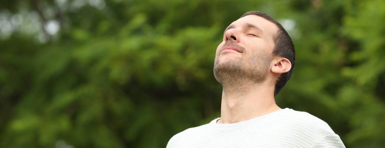 Un hombre respira aliviado después de un tratamiento para el asma