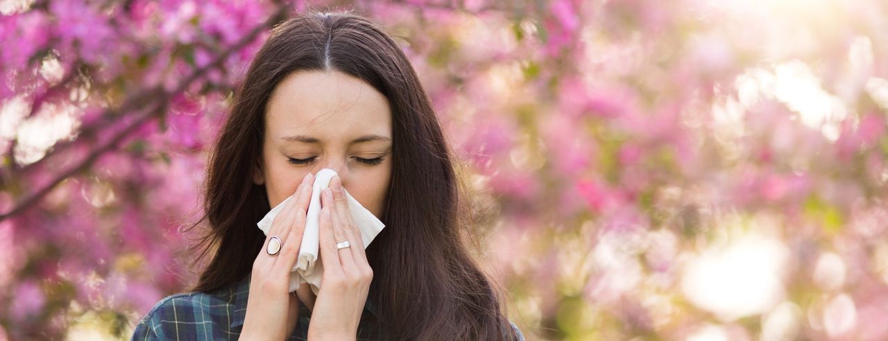 Kobieta cierpi z powodu alergii na pyłki