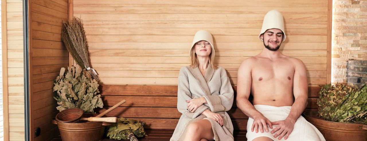 Ein Paar sitzt in der Sauna
