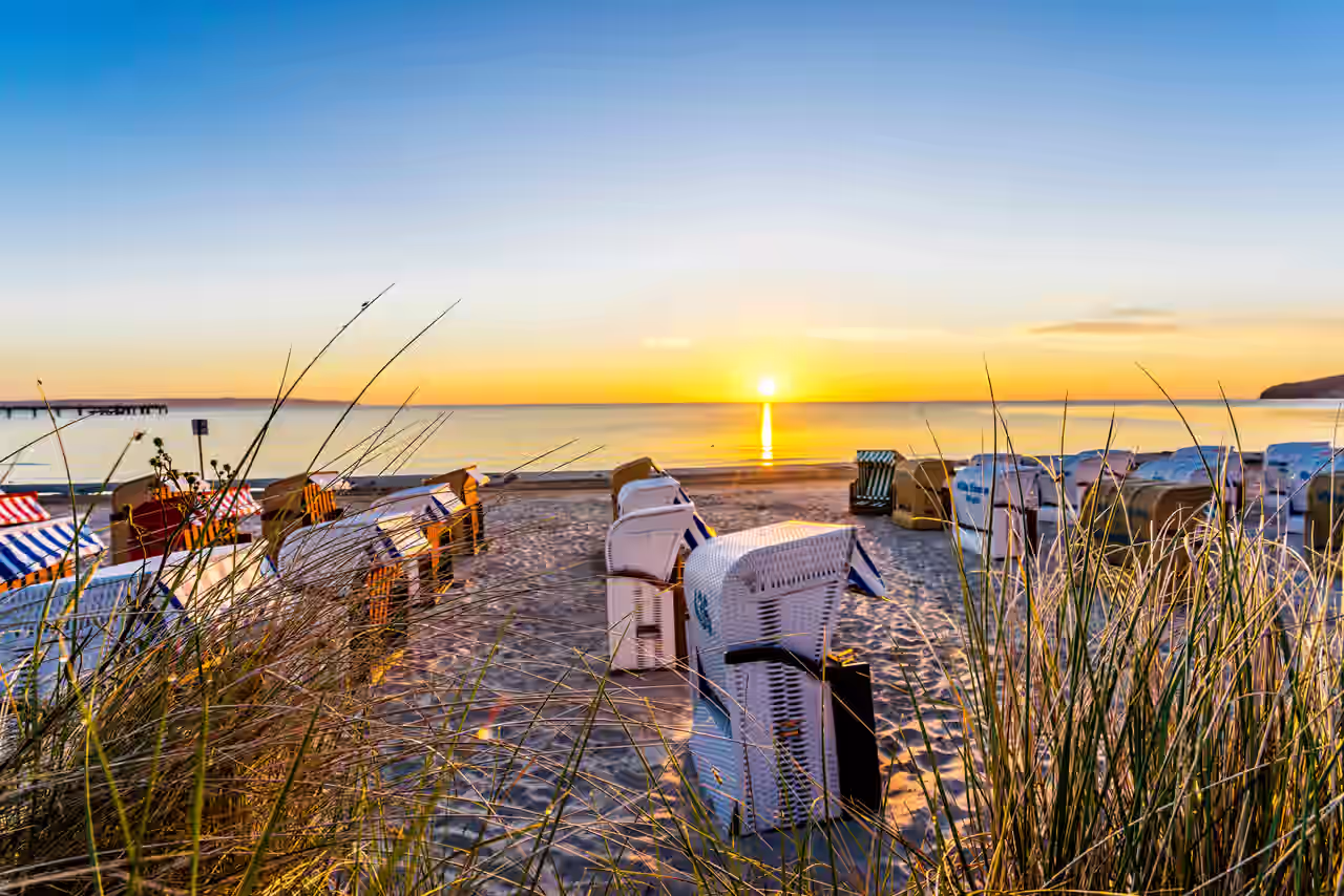 Binz an der Ostsee bei Sonnenschein. Der Strand mit vielen Strandkörben.