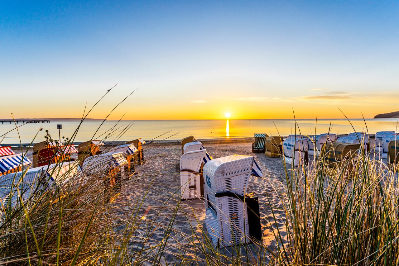 Binz an der Ostsee bei Sonnenschein. Der Strand mit vielen Strandkörben.