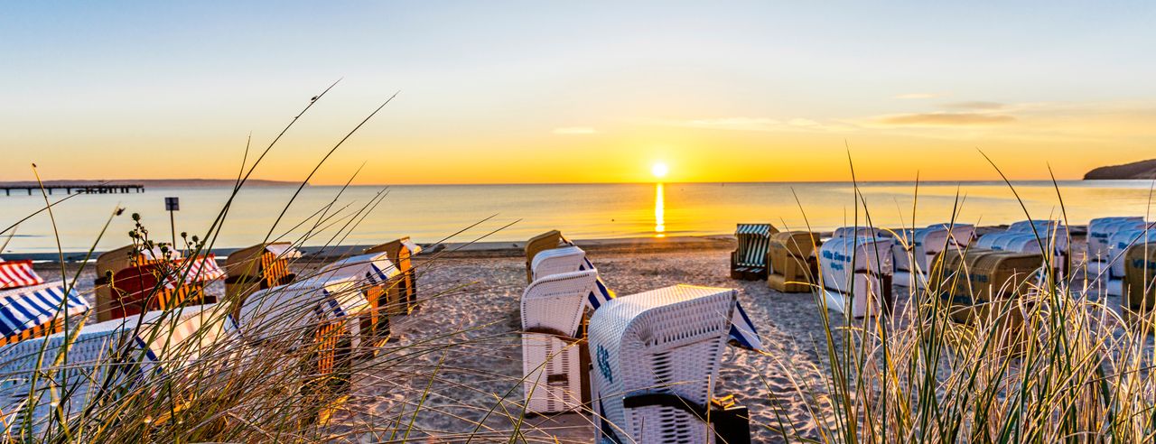 Binz an der Ostsee bei Sonnenschein. Der Strand mit vielen Strandkörben.