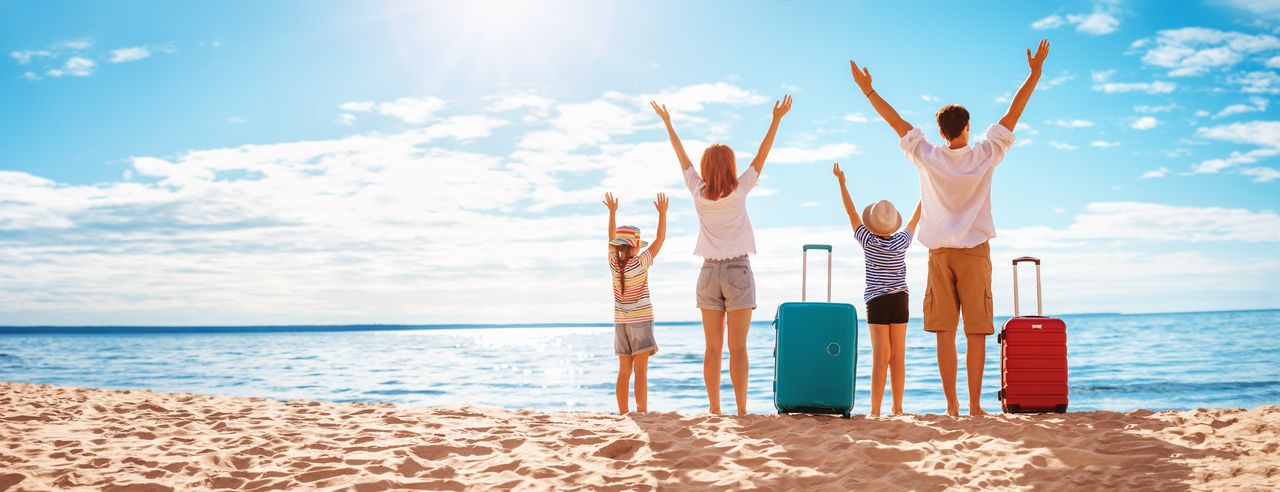 Eine Familie genießt am Strand Ihren Urlaub im Wellness Familienhotel