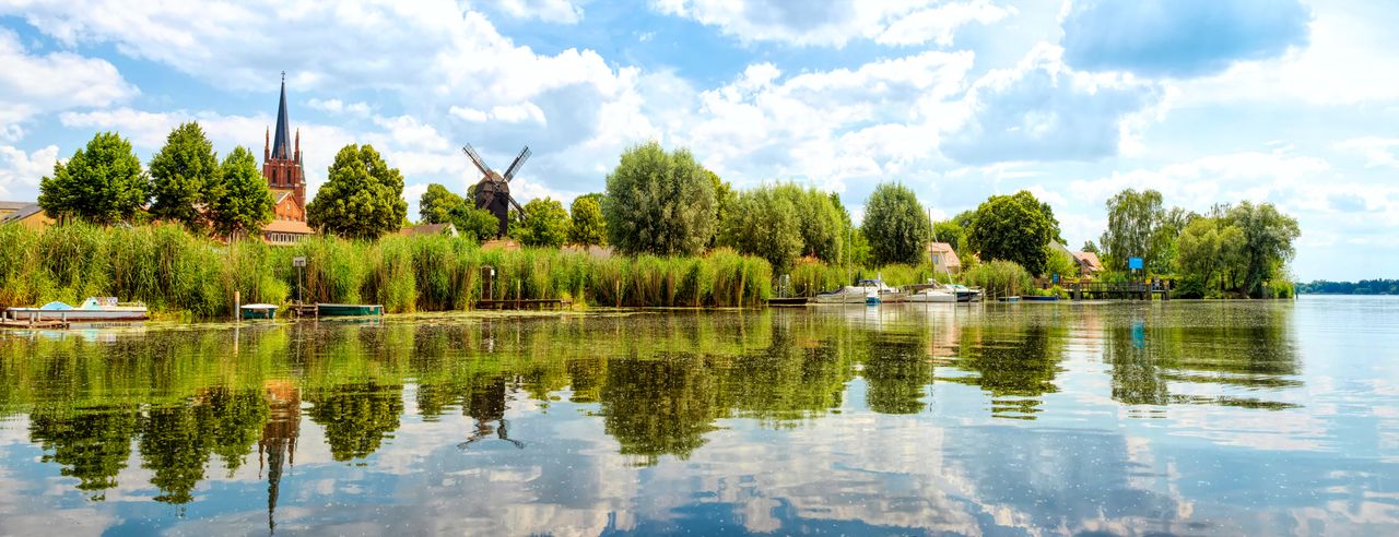 Fluss, Windmühle, Natur und Kirche bei einem Wellness Wochenende in Brandenburg