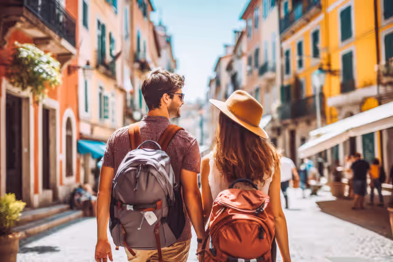 Ein Paar läuft durch die Straßen einer Stadt in Portugal