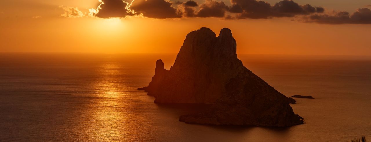 Blick auf das Meer auf Ibiza bei Sonnenuntergang