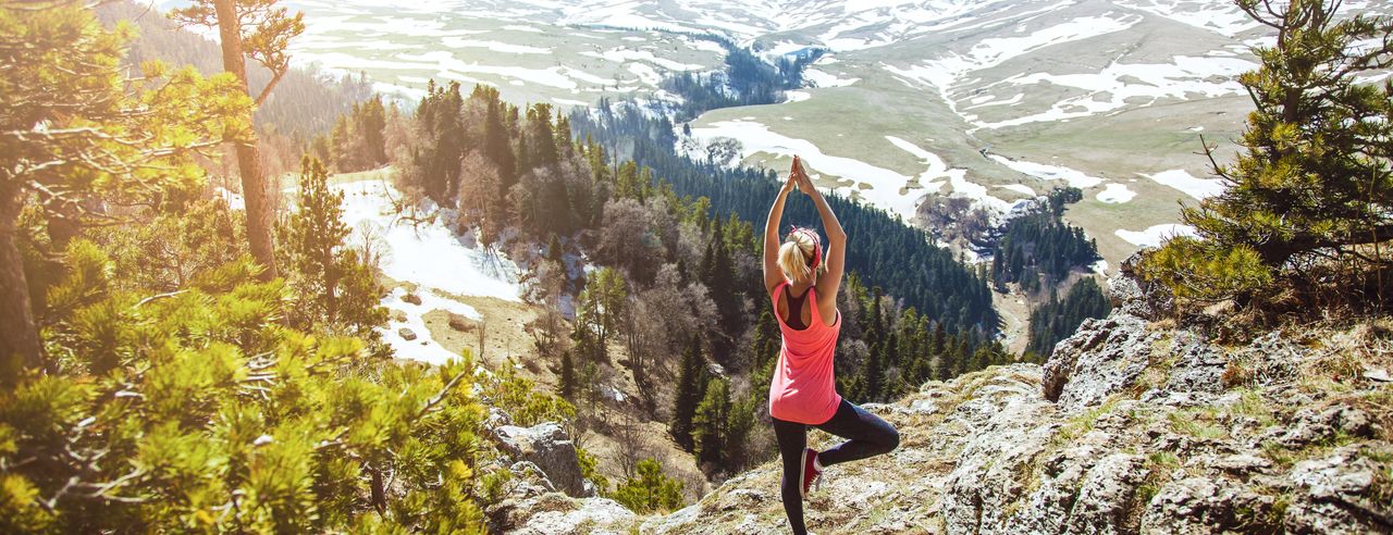 Frau macht Yoga in den Bergen