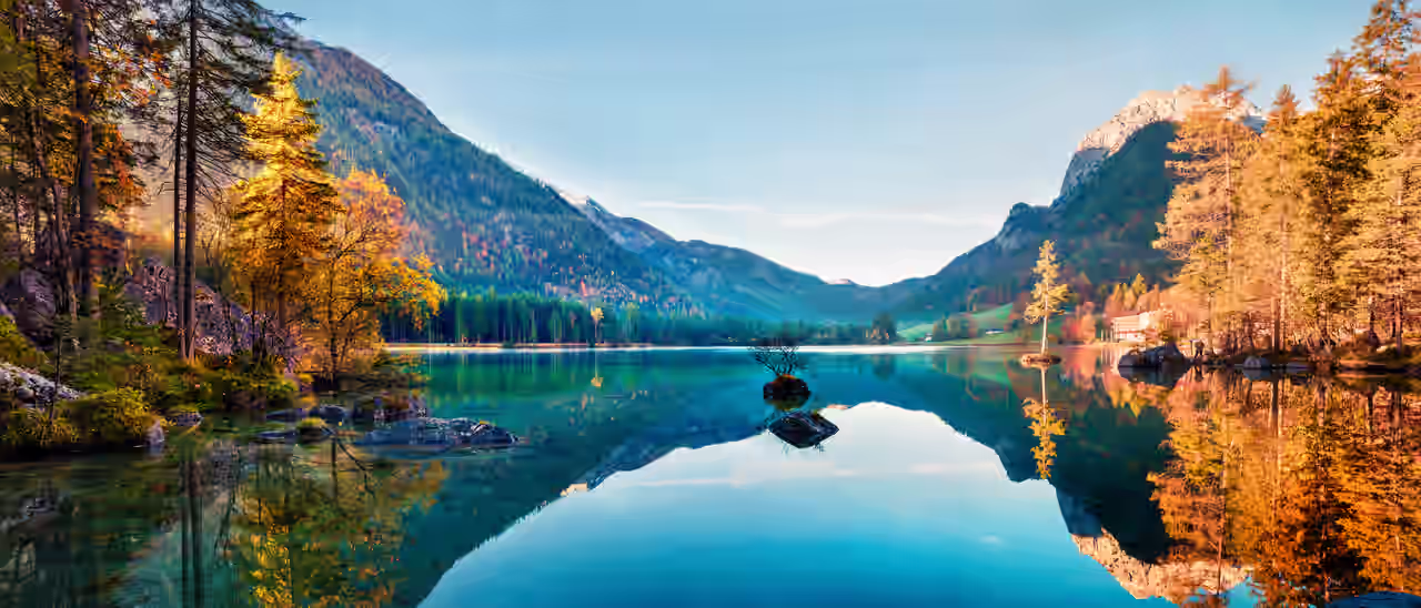Ein See in Deutschland strahlt in der Herbstsonne und kann im Traumurlaub entdeckt werden