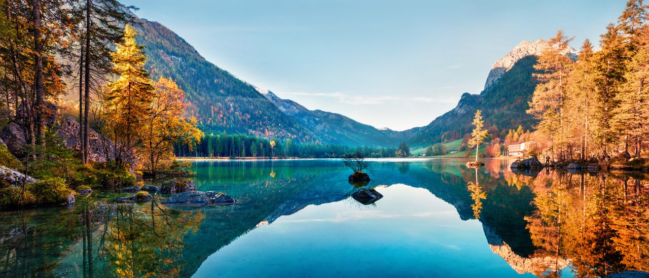 Ein See in Deutschland strahlt in der Herbstsonne und kann im Traumurlaub entdeckt werden