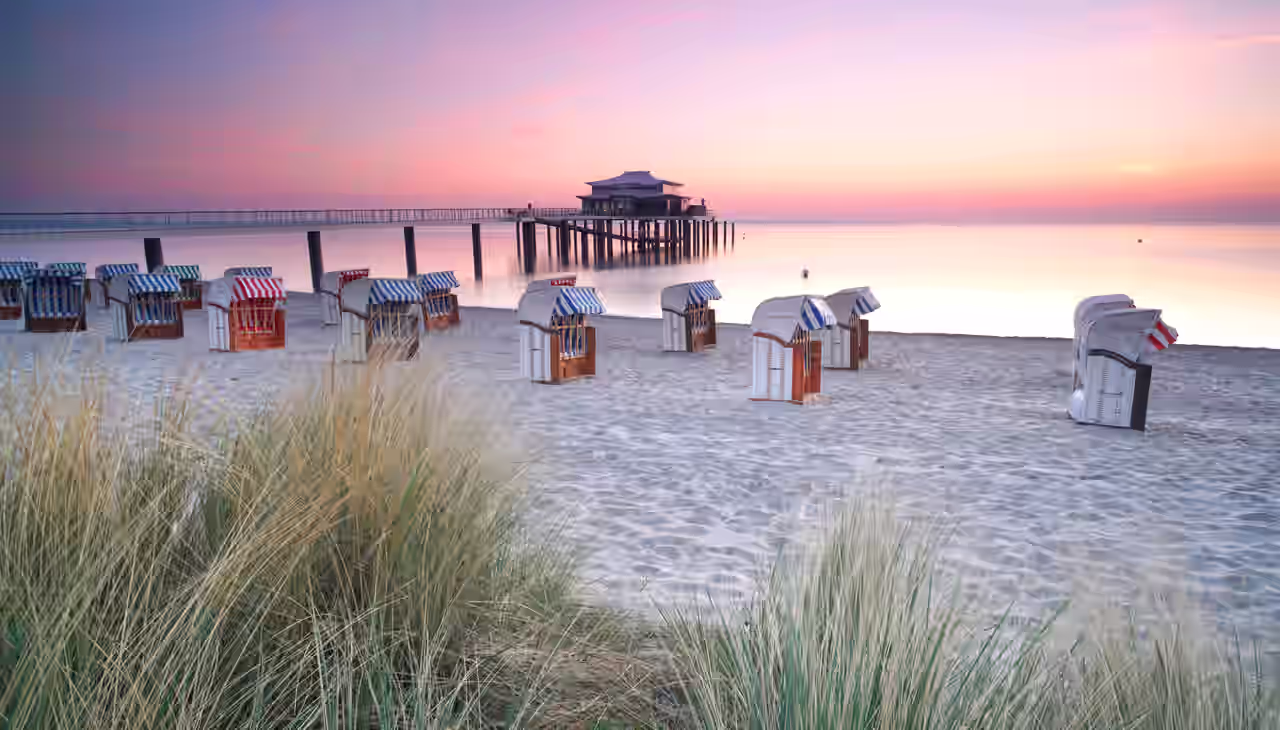 Sonnenaufgang über Strandkörben an der Ostsee