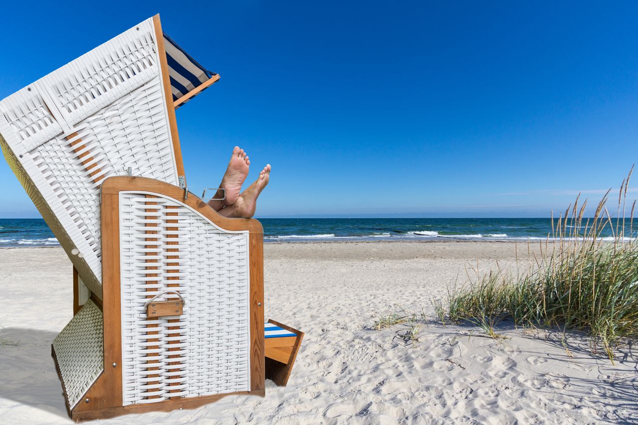 Füße schauen aus einem Strandkorb an der Nordsee