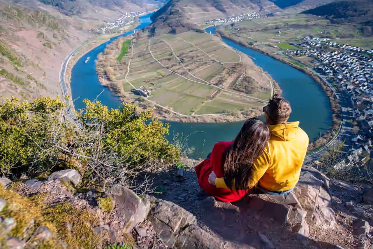 Ein Pärchen schaut von oben herab auf die Mosel während des Romantikwochenendes