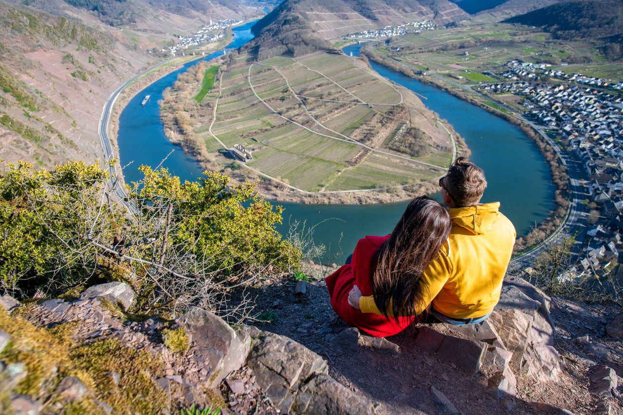 Ein Pärchen schaut von oben herab auf die Mosel während des Romantikwochenendes