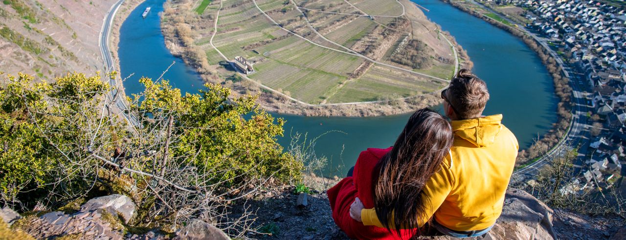 Ein Pärchen schaut von oben herab auf die Mosel während des Romantikwochenendes