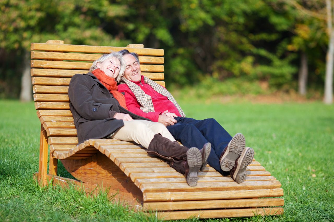 Ein älteres Paar entspannt auf einer Liege in der Natur