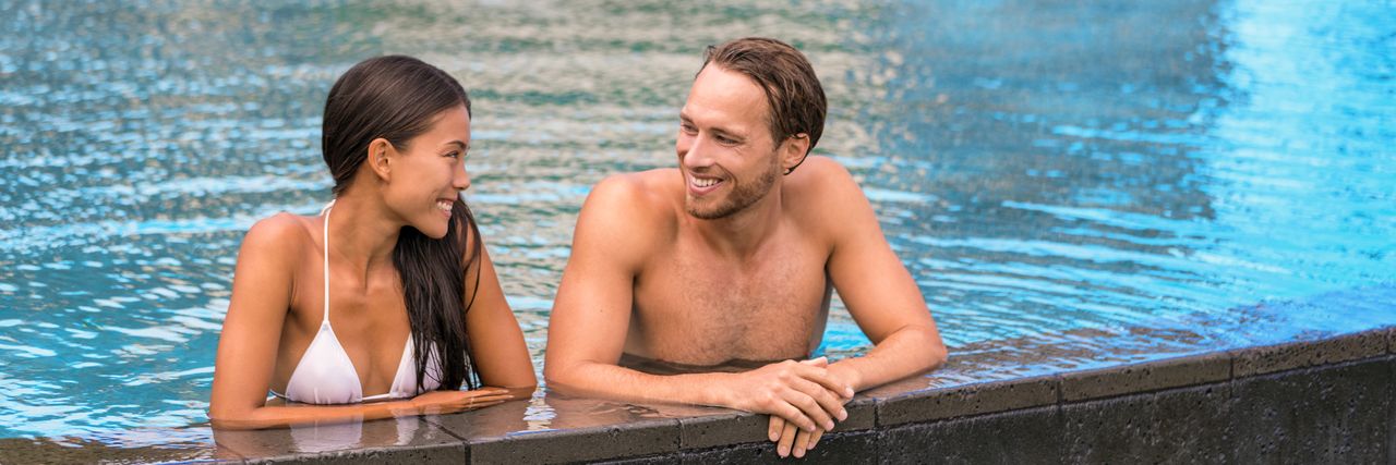 Ein Paar im Außenpool eines Erwachsenenhotels