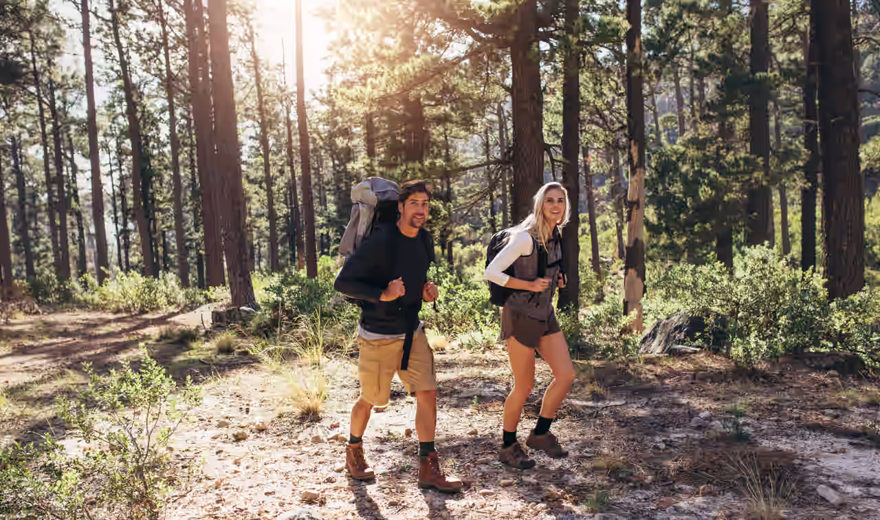 Mann beim Wandern in Bayern