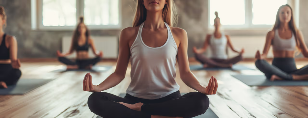 Un gruppo di donne pratica lo yoga per aiutare a smettere di fumare