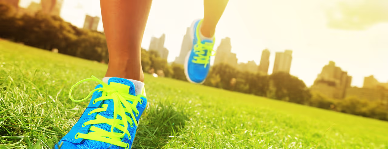 Uomo alla scrivania che appoggia la testa tra le mani in preda alla disperazione