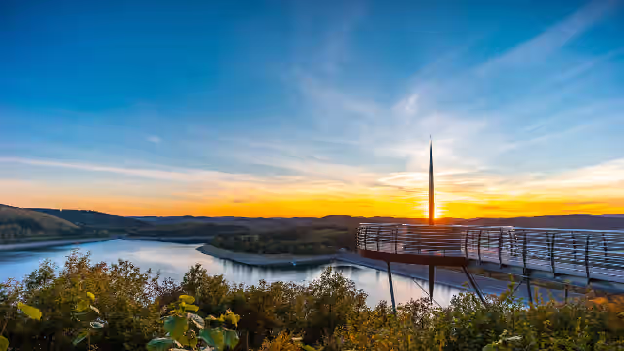 Aussichtssteg am Biggesee im Sauerland bei Sonnenuntergang