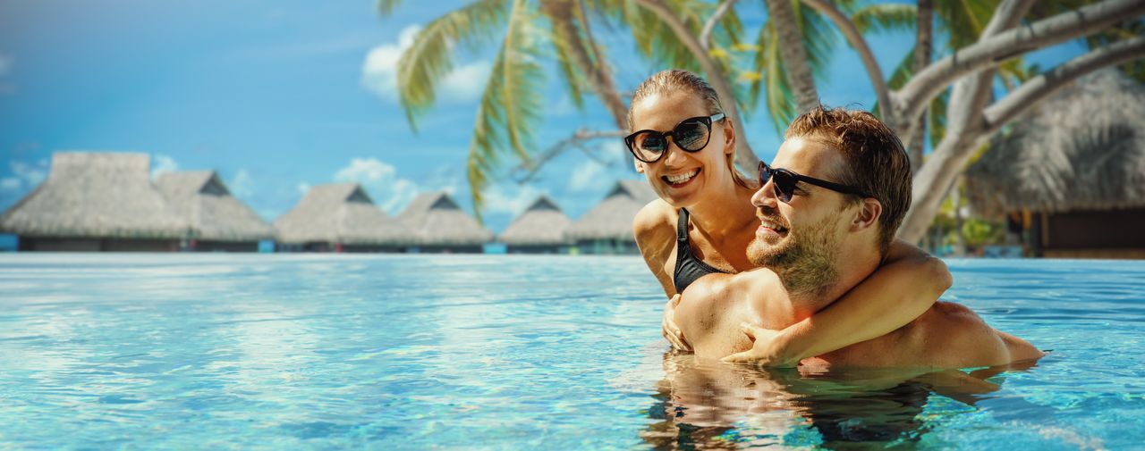 Pärchen im Pool eines Luxus-Resorts