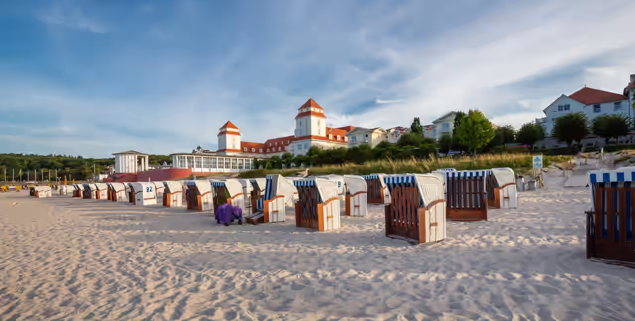 Strandkörbe vor Gebäuden am Strand von Binz