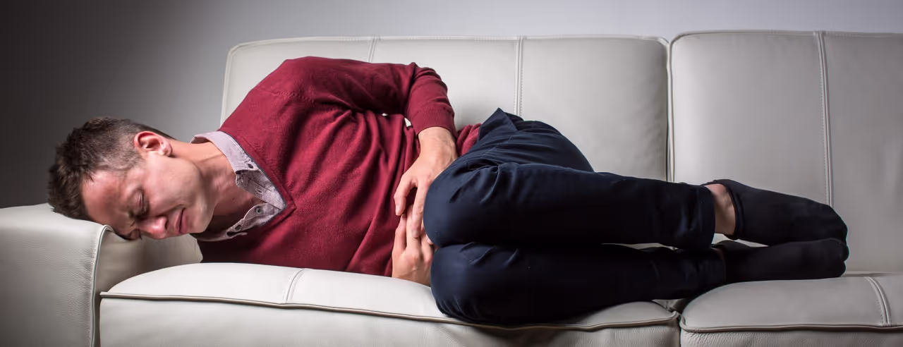 Mann mit starken Bauchschmerzen