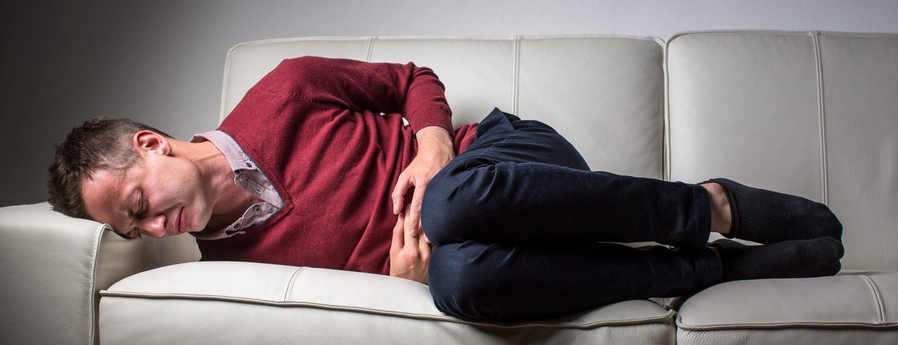 Mann mit starken Bauchschmerzen