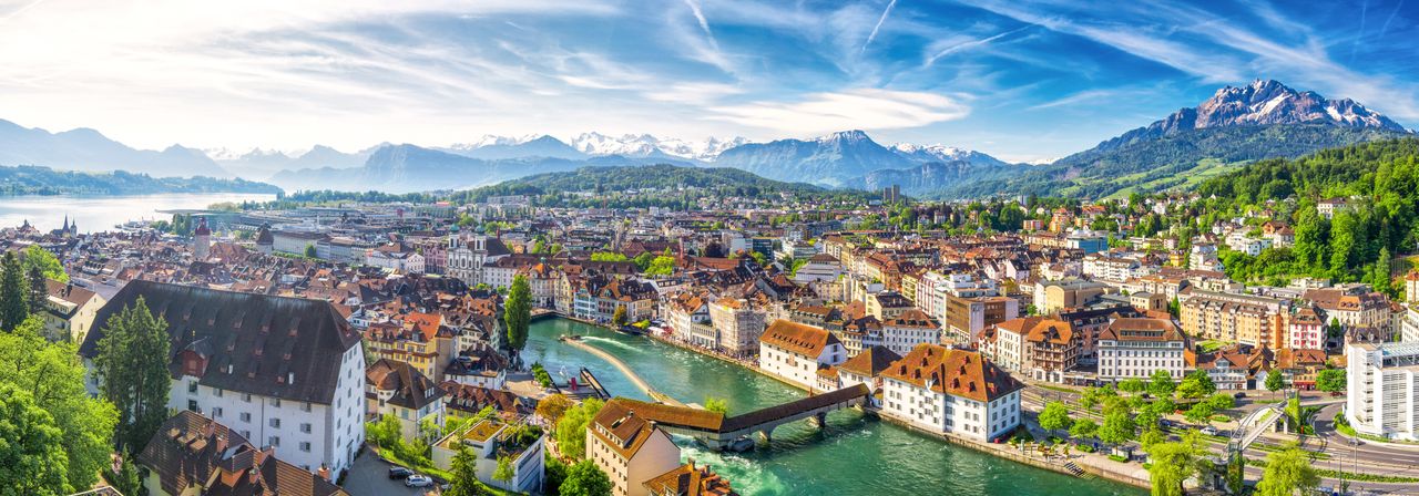 Panoramablick auf Luzern mit Fluss und kleinen Häuschen
