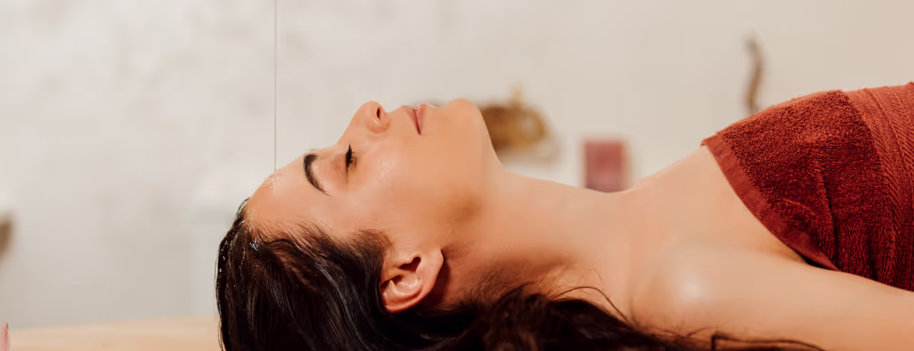 Eine Frau beim Shirodhara