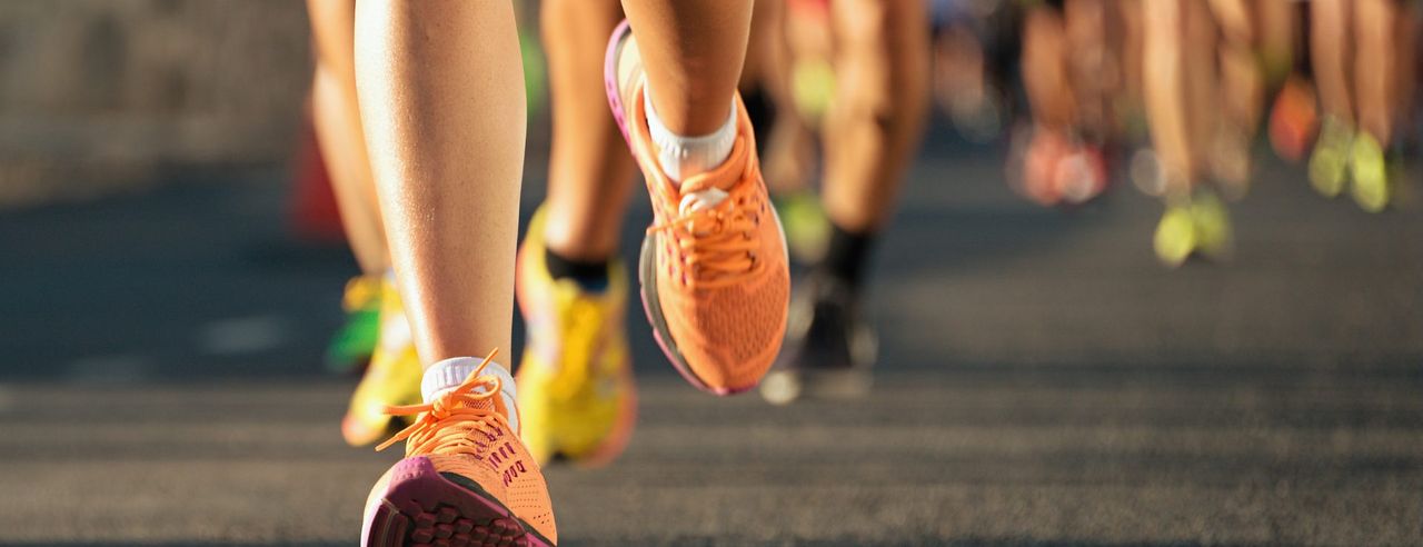 Sportliche Läufer beim Marathon