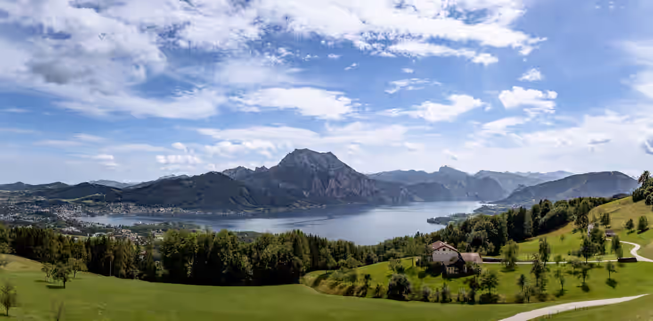 Panoramablick auf den Traunsee in Oberösterreich zwischen Bergen, Ortschaften und Waldstücken
