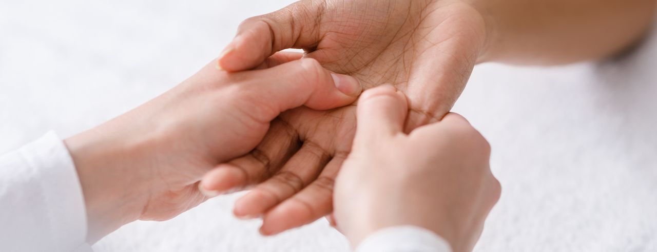 La acupresión se realiza en una mano