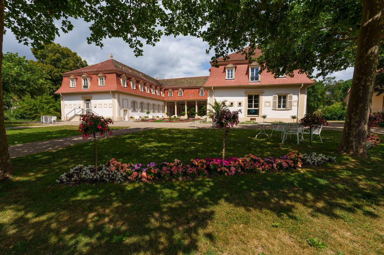 Blick auf das Kurhaus mit Kurpark in Bad Bocklet