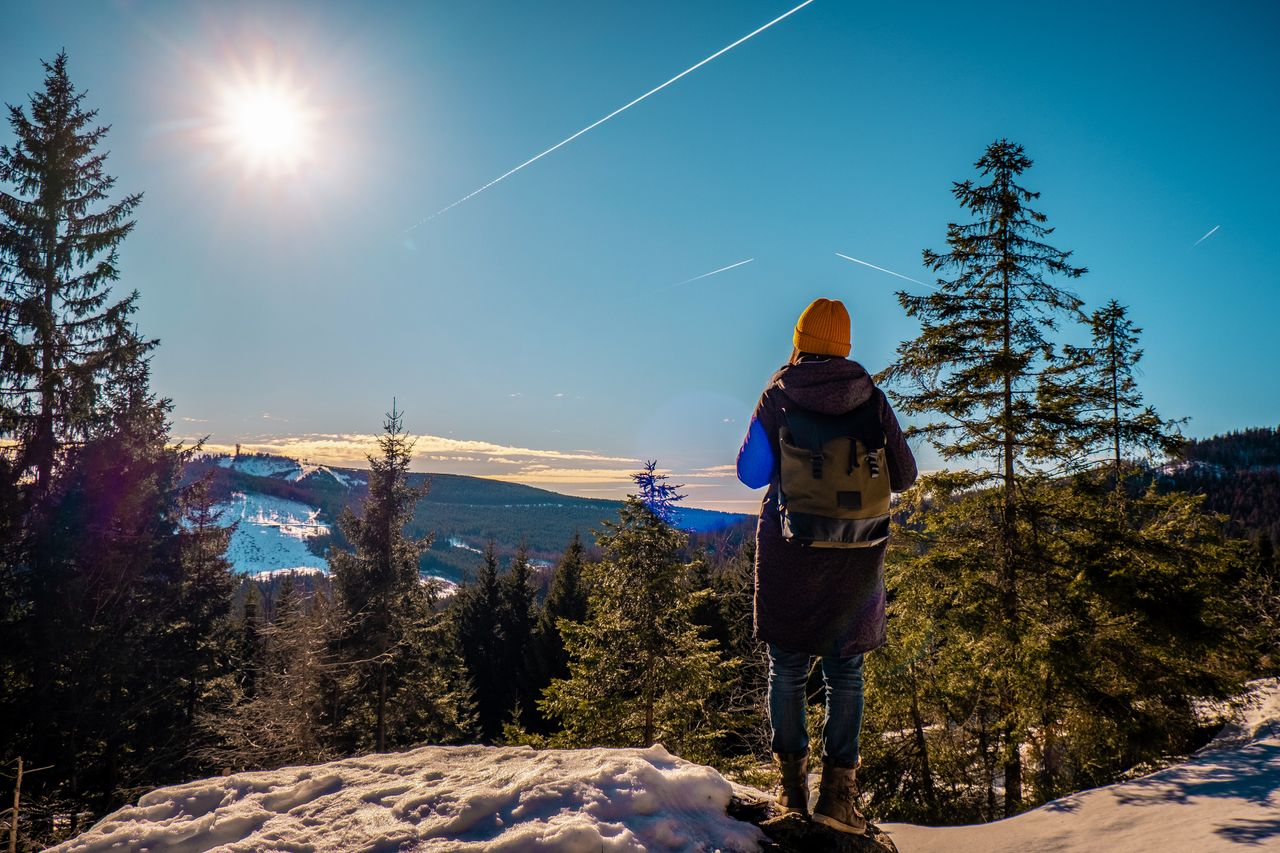 Frau mit Rucksack beim Wandern im Harz