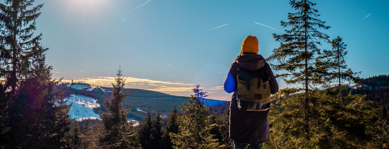 Frau mit Rucksack beim Wandern im Harz