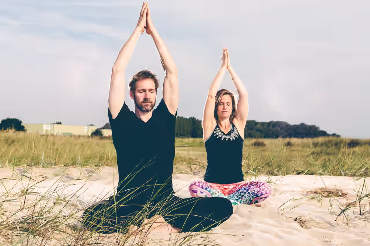 Ein Paar meditiert an der Ostsee