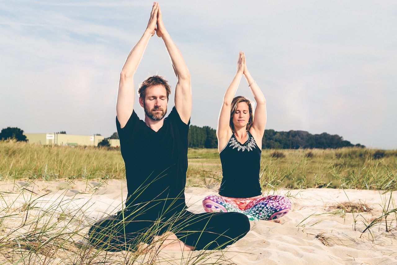 Ein Paar meditiert an der Ostsee