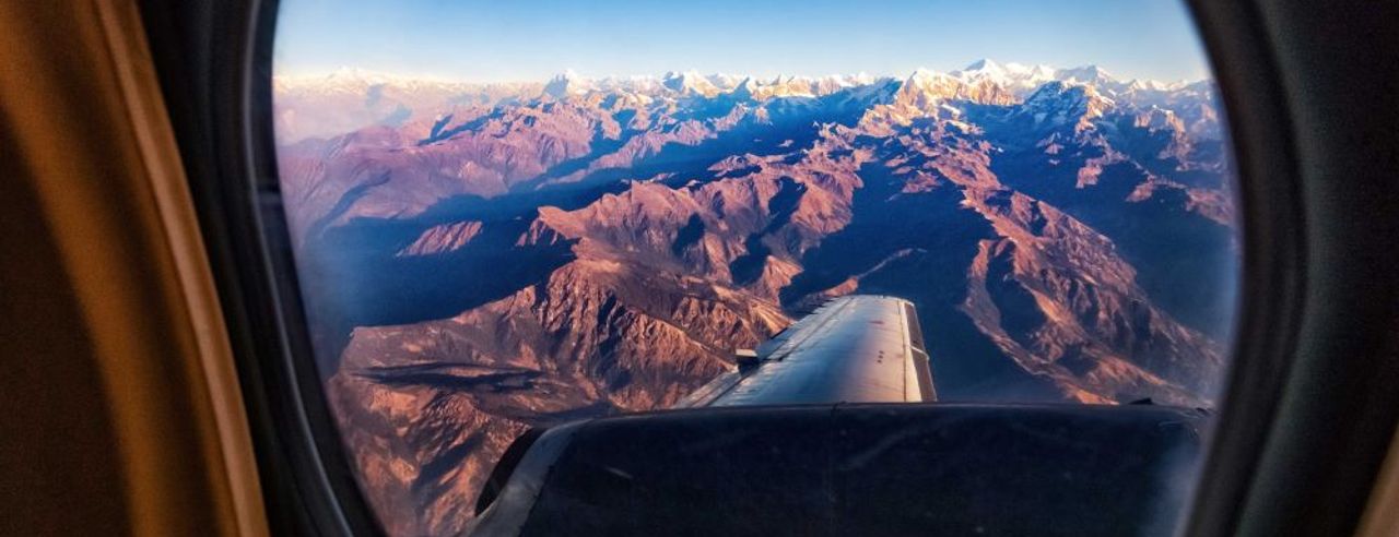 Blick aus Flugzeug-Fenster auf Berge