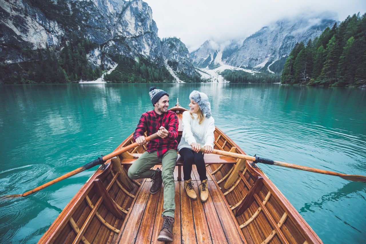 Ein Paar auf einem Bergsee in den Alpen während ihrer Hochzeitsreise