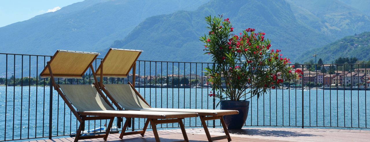 Luxushotel in Italien, Sonnenliegen am Comer See