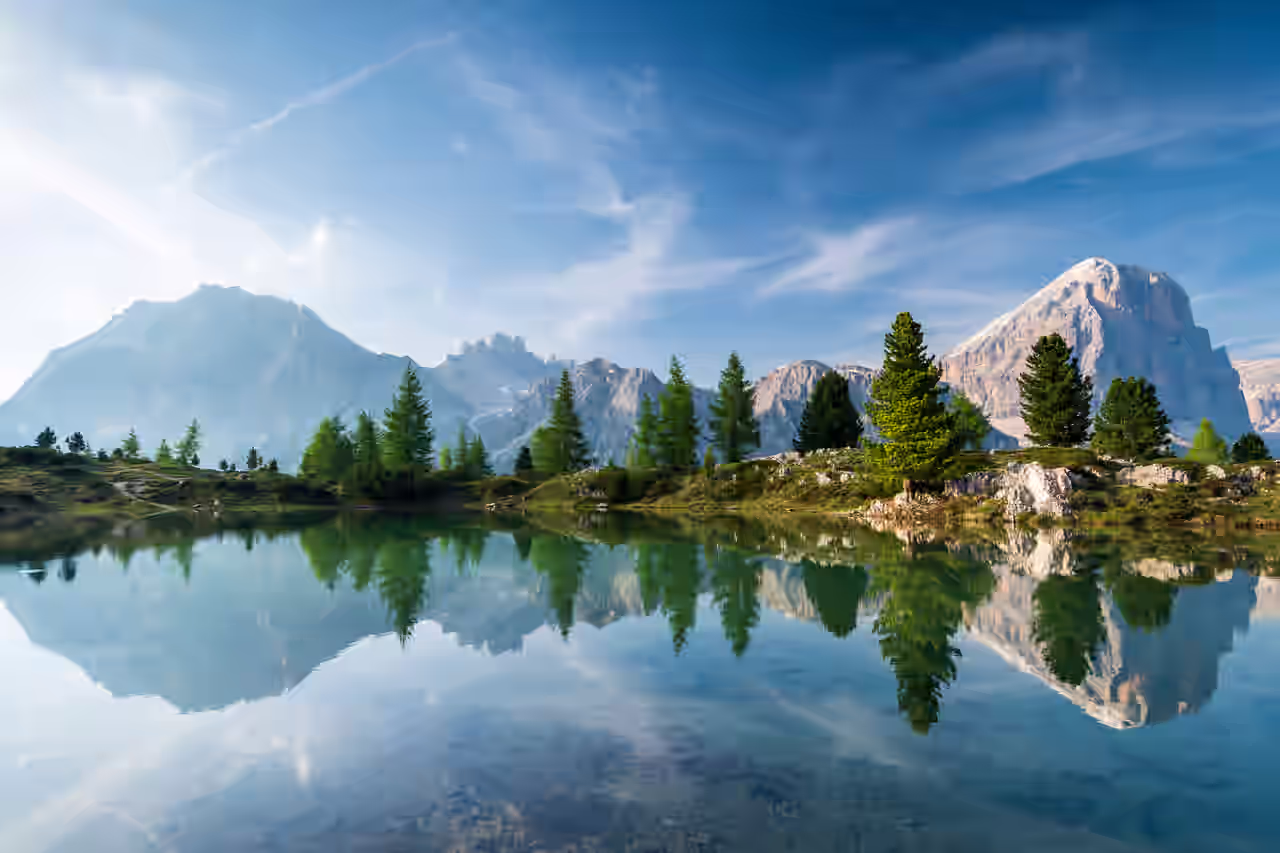 Blick auf einen Bergsee in Südtirol