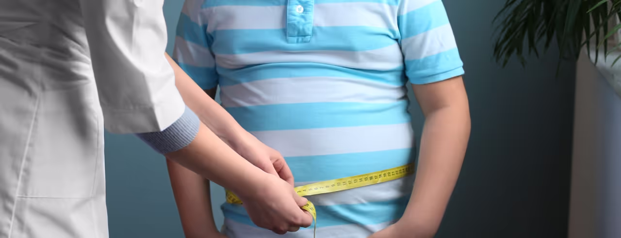 Ein Kind mit Adipositas beim Arzt